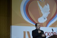 Сурдопереводчик за работой