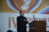 Сурдопереводчик за работой