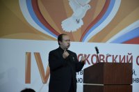 Сурдопереводчик за работой