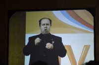 Сурдопереводчик за работой