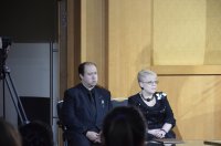 Сурдопереводчики в ожидании выхода