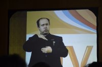 Сурдопереводчик за работой